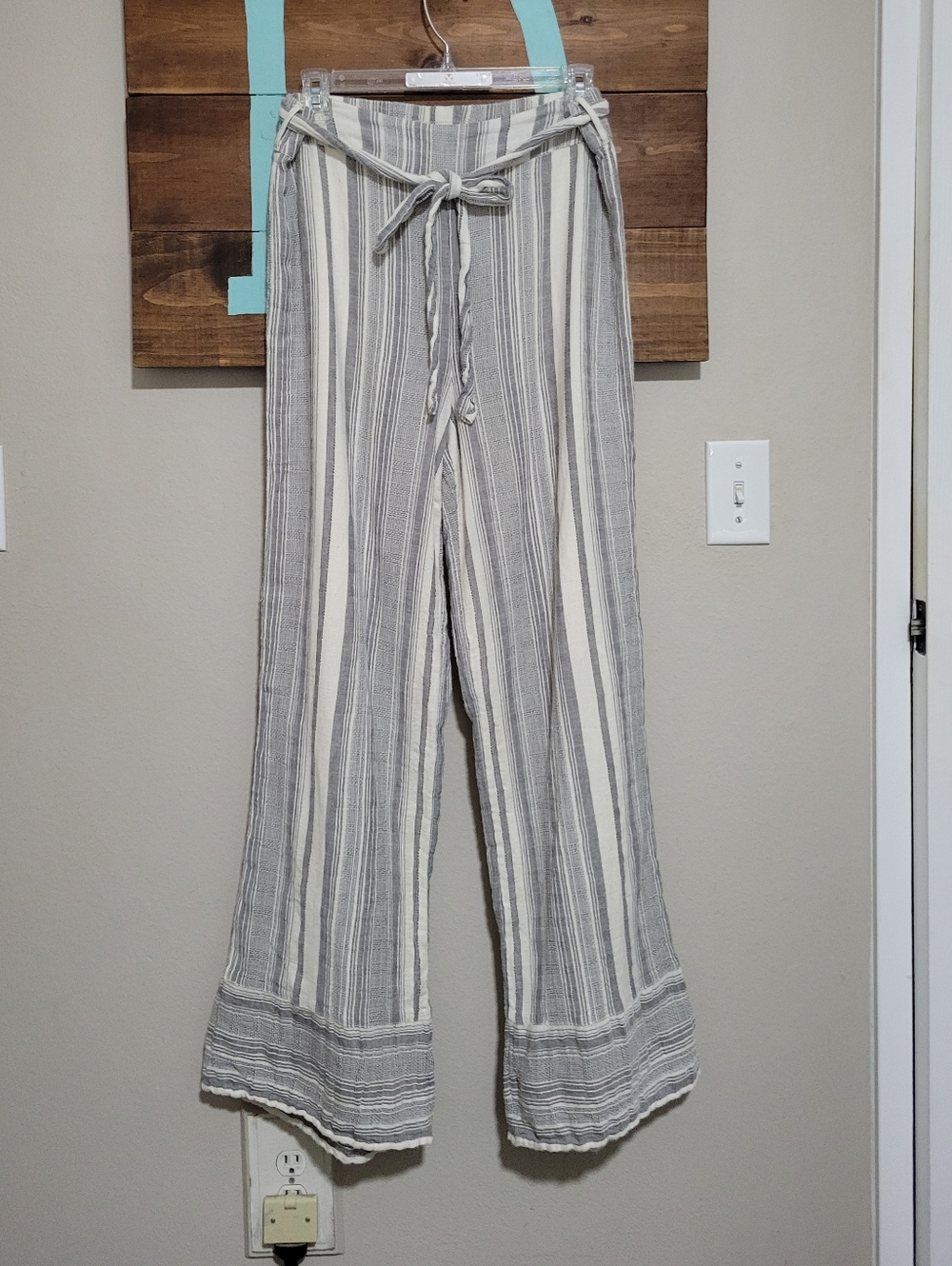 Express Cream and Gray Striped Wide-Leg Elastic Waist Coastal Pants Medium